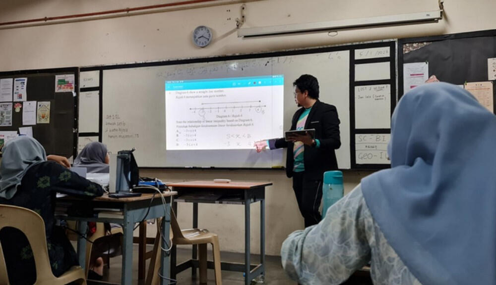 Cikgu Azri mengajar Matematik di SMS Seri Puteri, Kuala Lumpur