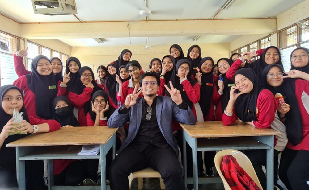 Cikgu Azri bersama pelajar SMS Seri Puteri, Kuala Lumpur