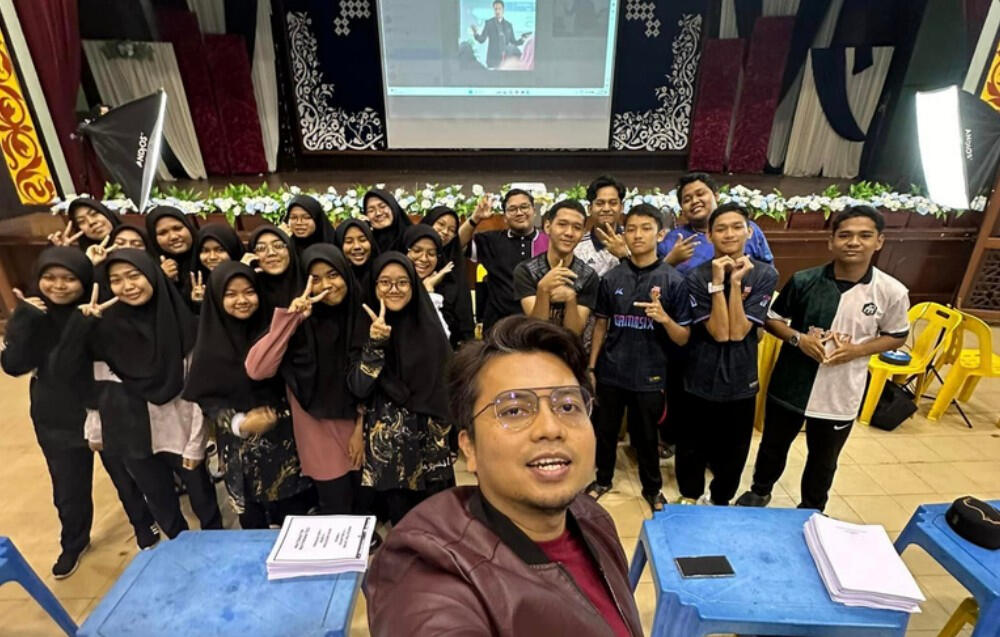 Cikgu Azri bersama pelajar SMK Agama Baling, Kedah