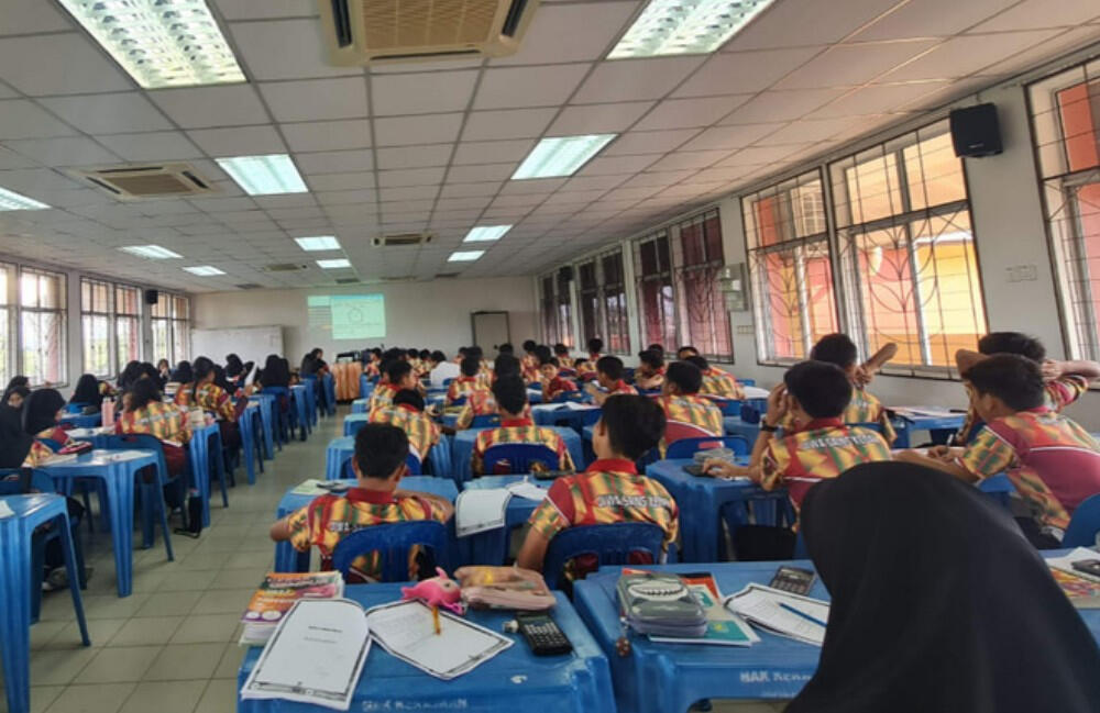 Pelajar SMS Sultan Mohamad Jiwa, Kedah dalam sesi Matematik Cikgu Azri