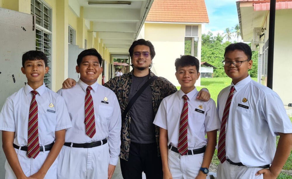 Cikgu Azri bersama pelajar Malay College Kuala Kangsar (MCKK), Perak